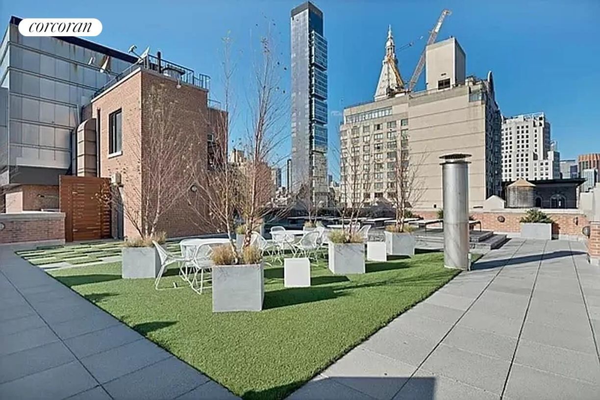 Building Photo - 260 Park Ave S