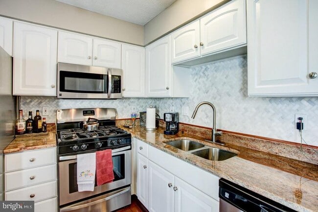 Building Photo - 5036 Finsbury Rd