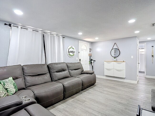 Building Photo - 5913 Appletree Rd