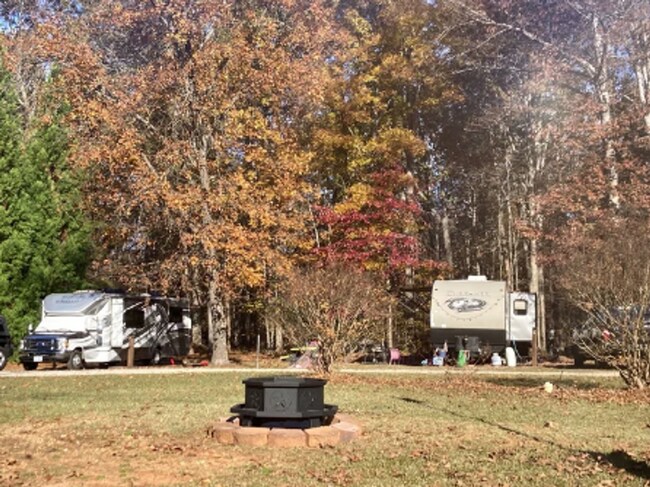 Building Photo - Beautiful and Spacious! Upgraded Multi-level Retreat with Lake Access, Golf, and Resort- Style Am...