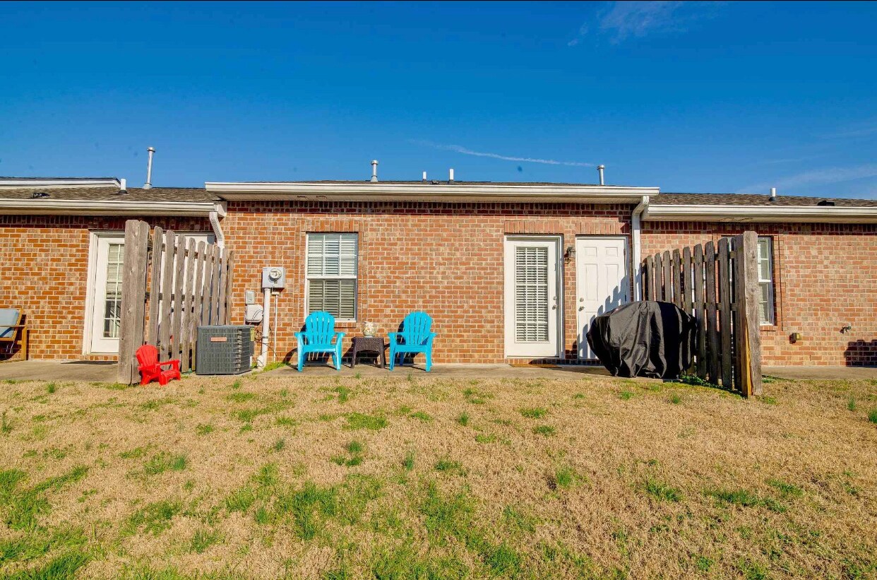 Building Photo - 1040 Charlie Daniels Pkwy