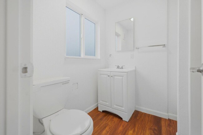Building Photo - 810 E 63rd St