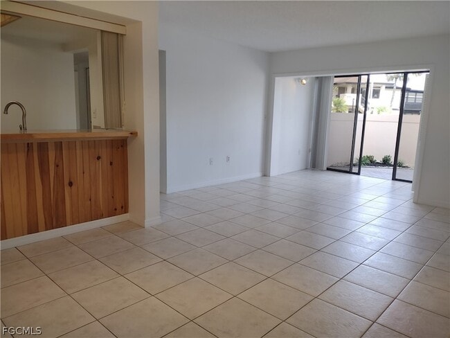 Building Photo - 1069 Villa Dr