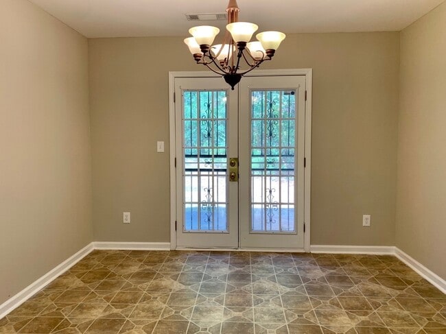 Building Photo - Rare 3 Bed/2 Bath Duplex With Attached Garage in Lovely College Park!