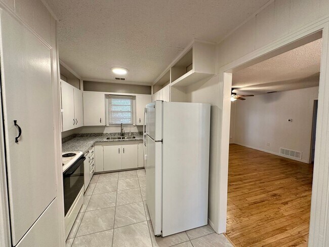 Building Photo - Cozy Three Bedroom, Centrally Located!