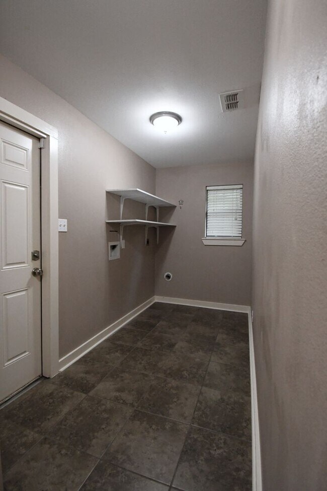 Building Photo - Lovely 4 Bedroom 2 Bath in Flint!
