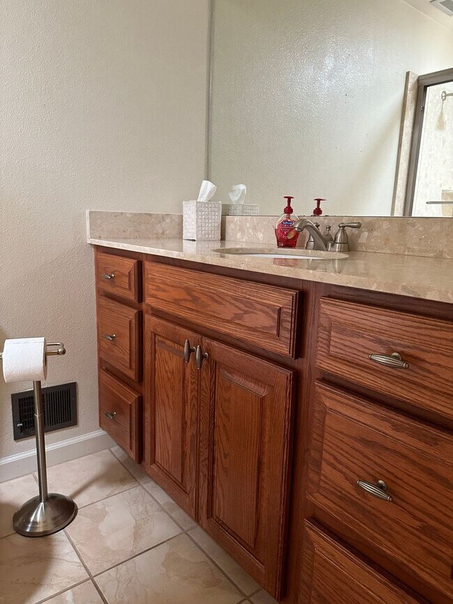 Building Photo - 6836 Oakmont Dr