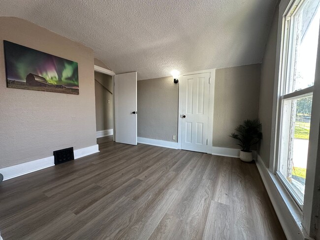 Building Photo - Renovated 3 bedroom house for rent in Wate...