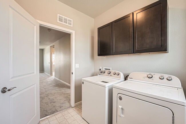 Building Photo - Large Beautiful Rental! Move in by next week!