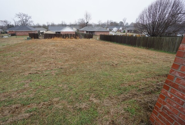 Building Photo - 3 Bed 2 Bath House With 2 Car Garage.
