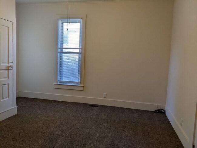 Building Photo - 2 Bedroom Home In The Collett Park Area