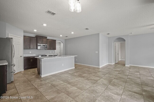 Building Photo - 548 Coyote Dr