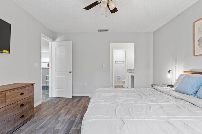 Building Photo - Ready to move in!