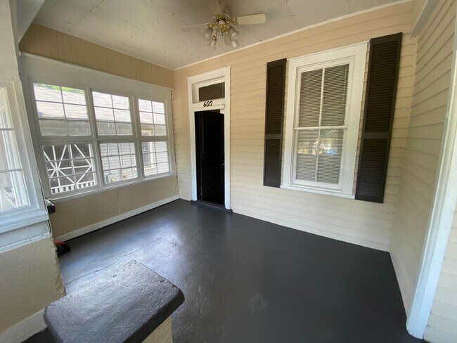Building Photo - 605 25th St