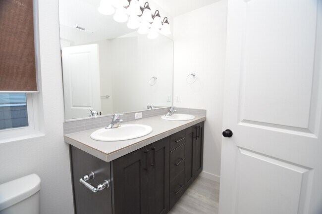 Building Photo - 828 S 24th Ave