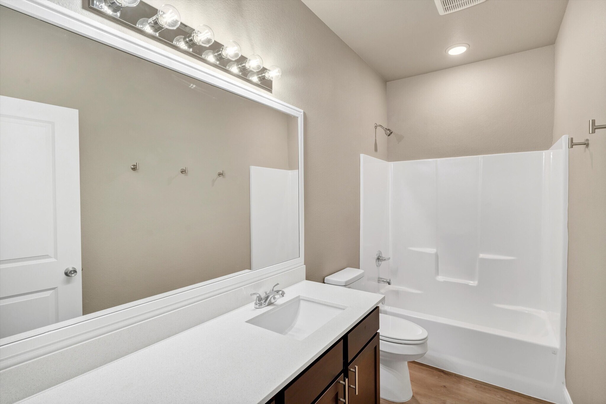 Building Photo - 405 Lake View St