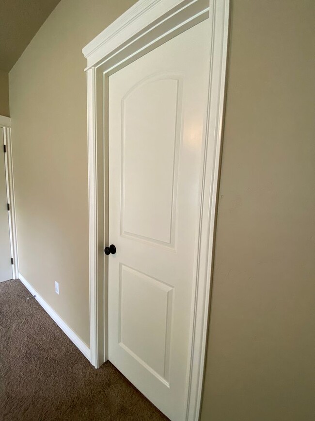 Building Photo - Lawn Care included!  4 bed 2.5 bath Neighb...