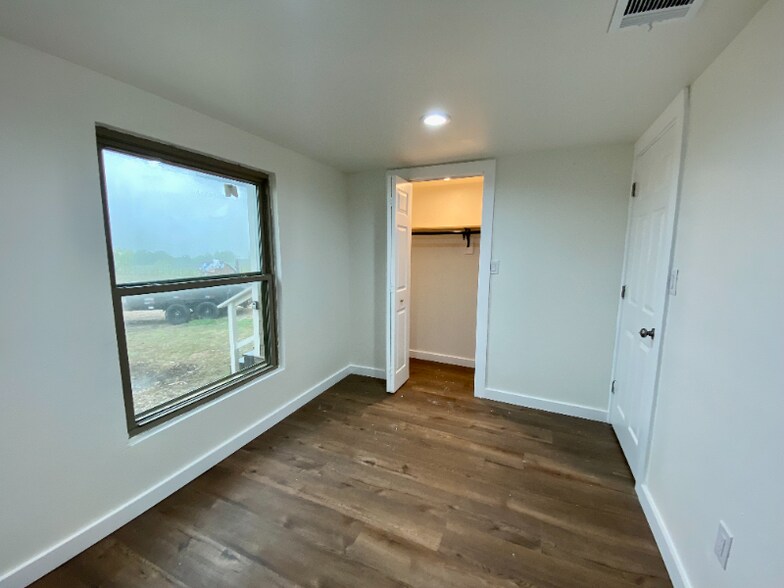 Building Photo - 417 Jasmine Ln