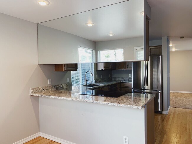 Building Photo - 3Bd/2.5Ba Kirkland Townhome