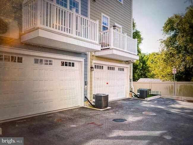 Building Photo - 303 Davage Ln