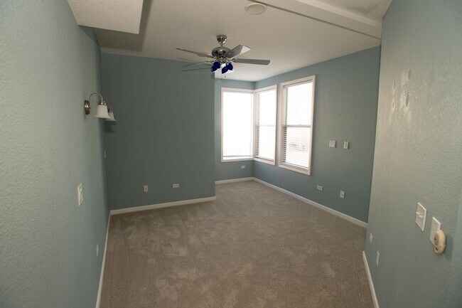 Building Photo - Walk-Up Townhouse in Downtown SD -  Dual Master 2 Bed 3 Bath with Brand New Flooring!