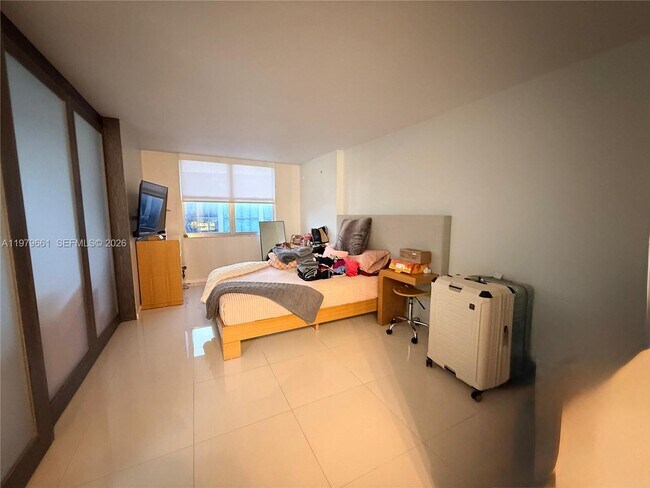 Building Photo - 6039 Collins Ave