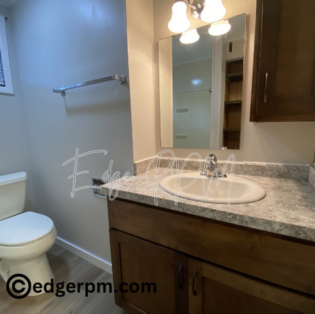 Building Photo - 211 1/2 Angie Dr