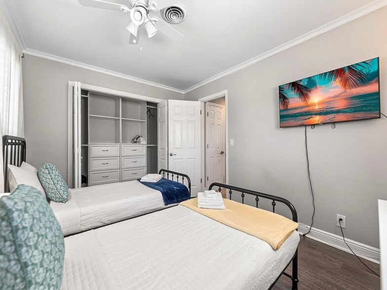 Building Photo - 801 SE 14th St