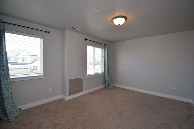 Building Photo - Quiet Family Friendly 4 Bed Home in Bluffdale!!