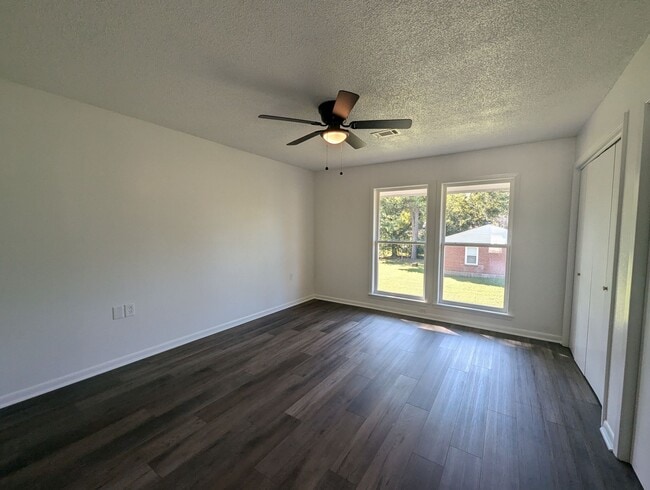 Building Photo - Newly Remodeled 2/1.5 Townhouse in Newport!