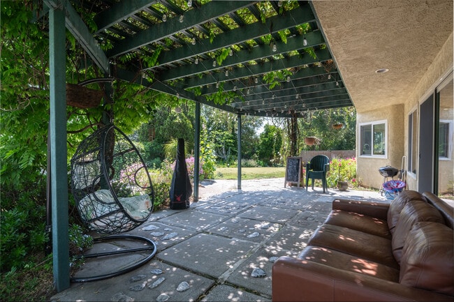 Building Photo - 124 Sequoia Ct