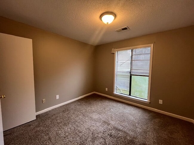 Building Photo - Renovated 3 Bedroom 2 Bath Home for Rent with 2 Car Garage!