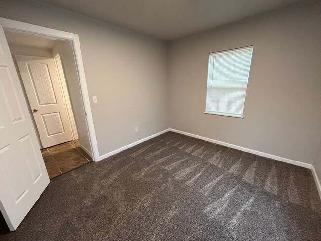 Building Photo - 3 bedroom 2 bath!
