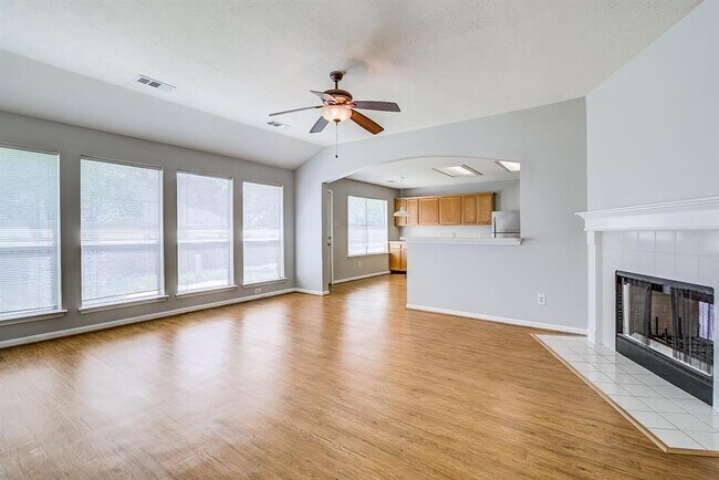 Building Photo - 4826 Linden Pl