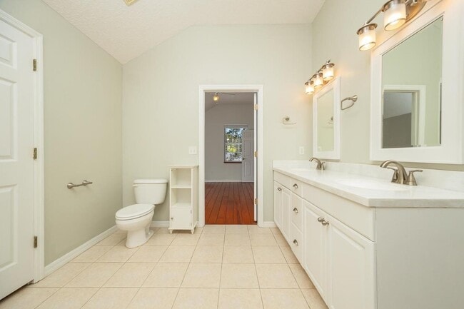 Building Photo - 728 Willow Wood Pl