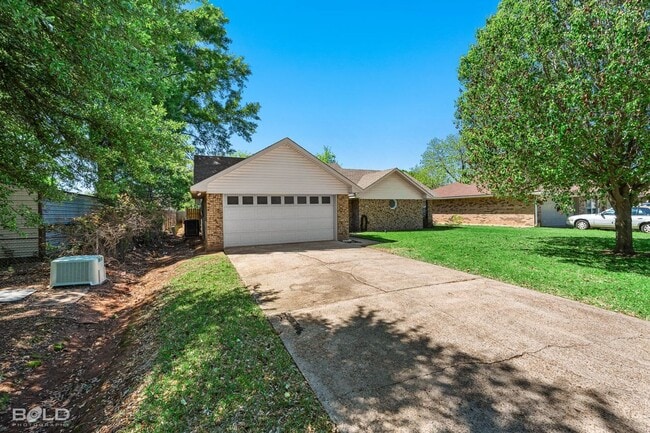 Building Photo - 2542 Spruce Dr