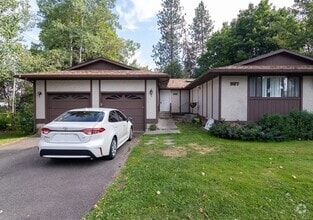 Building Photo - 4 Bed, 2 Bath Duplex Next to EWU!