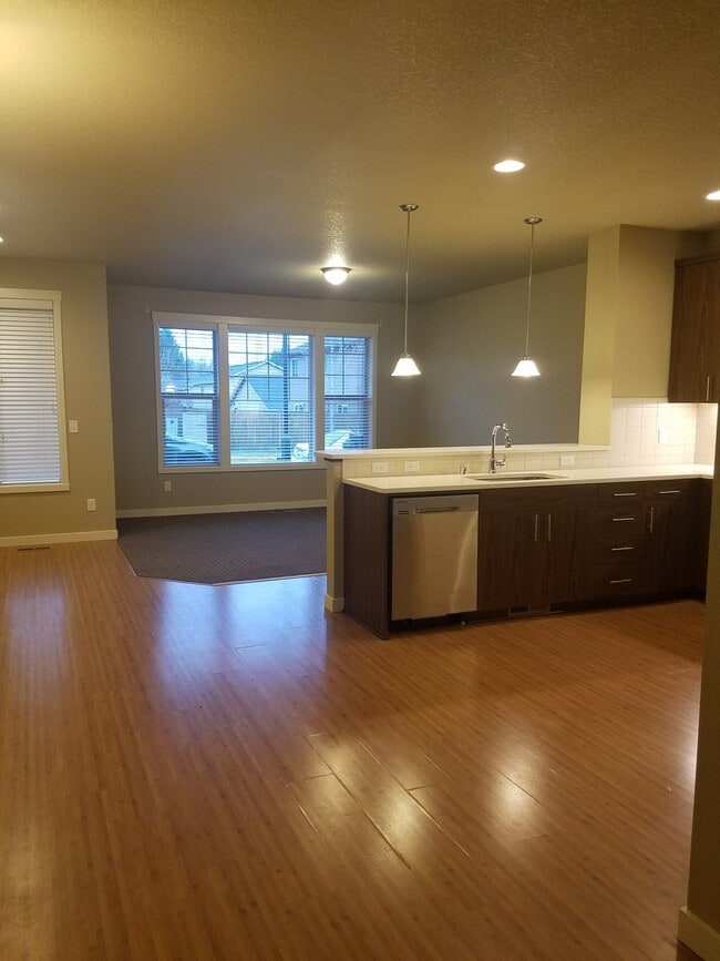 Building Photo - Great town home in perfect location!!!