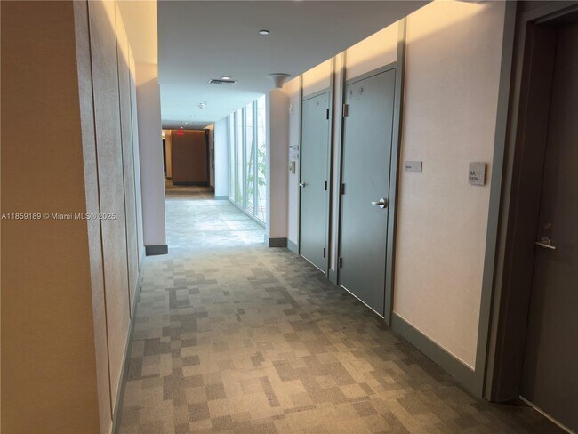 Building Photo - 9940 W Bay Harbor Dr