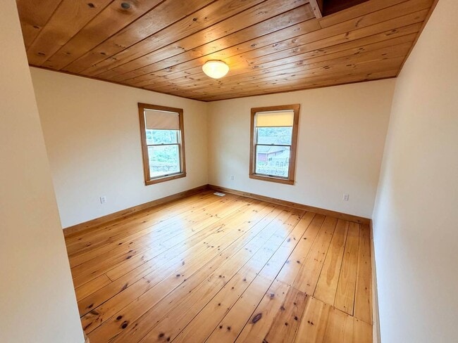 Building Photo - 121 Old Schoolhouse Rd