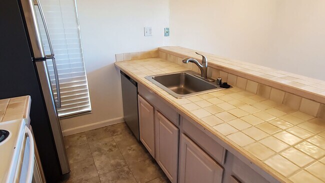 Building Photo - Spacious 2 Bedroom, 1 Bathroom Moraga Condo
