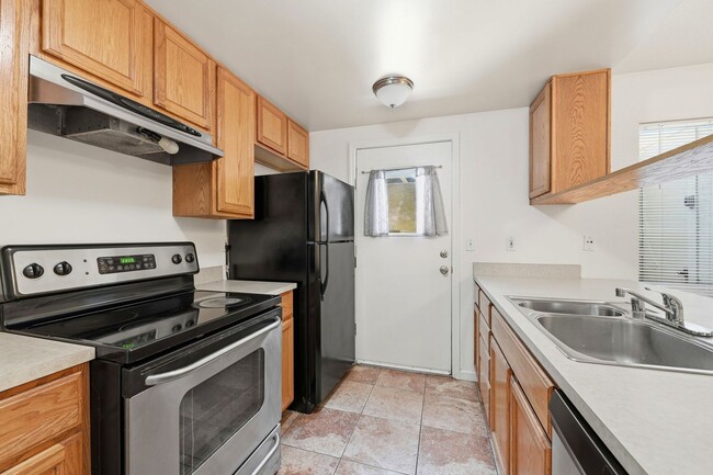 Building Photo - Spacious 2BD/1.5BA Fremont Townhouse | In-Unit W/D | Community Pool & Hot Tub | Carport Parking