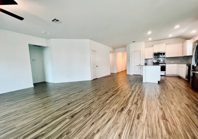 Building Photo - Modern 4-Bed, 2-Bath Retreat with Soaking ...