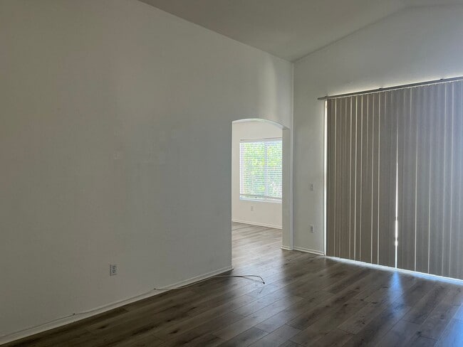 Building Photo - 3 bedroom 2 bathroom Home available in Vic...