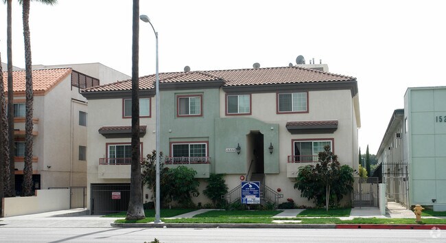 Building Photo - Courtyard Townhomes