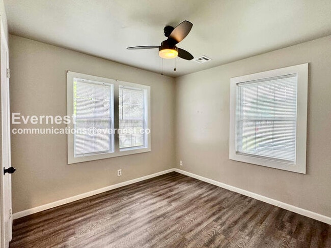 Building Photo - 3 Bed/1 Bath Home with Fenced Yard & Garage / Pet-Friendly / Coming Soon!