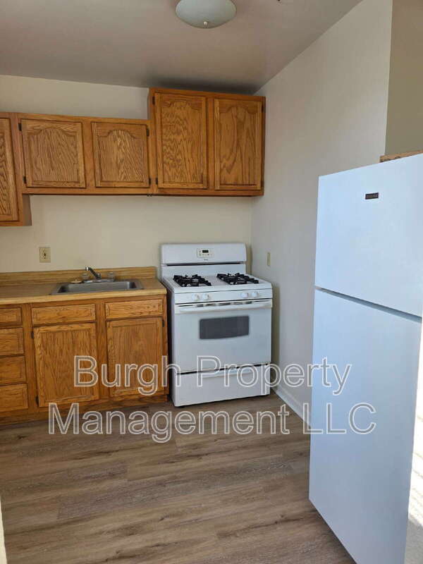 Building Photo - 116 W 8th Ave