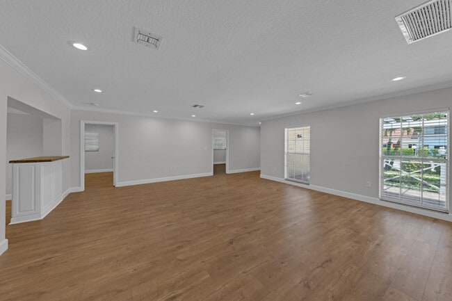 Building Photo - 900 NE 4th St