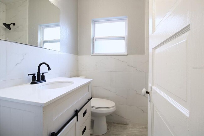 Building Photo - 725 Putnam Ave