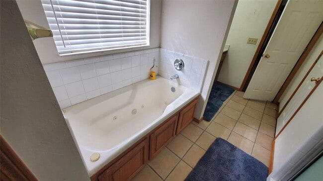 Building Photo - 400 Amanda Dr